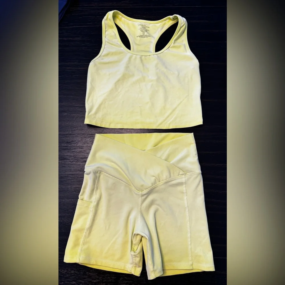 LOT (13 pieces) of running/workout clothes. - Picture 3 of 16